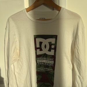 DC Men's White and Green Graphic Long Sleeve Tee